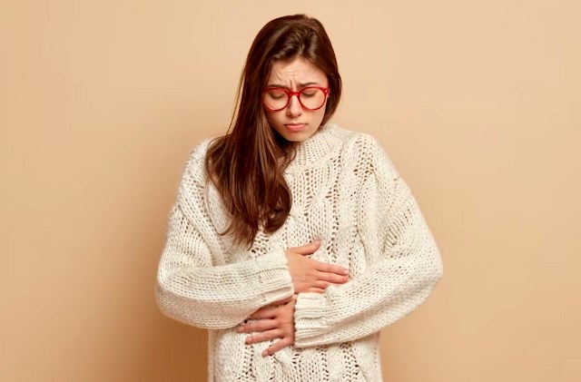 Gejala utama batu empedu adalah nyeri di bagian kanan atas atau tengah perut yang muncul secara tiba-tiba. (Foto: Ilustrasi/Dok. Freepik.com)