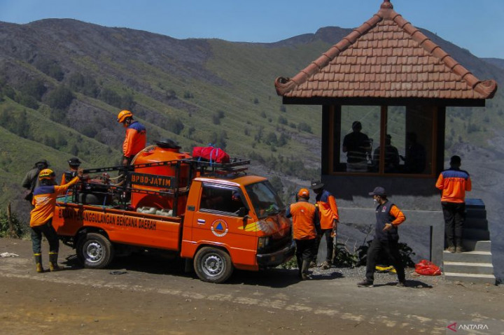 Karhutla Bromo Padam, Satgas Darat Basahi Lahan