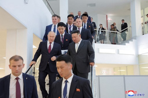 Presiden Rusia Vladimir Putin saat menerima Kim Jong-un. Foto: AFP