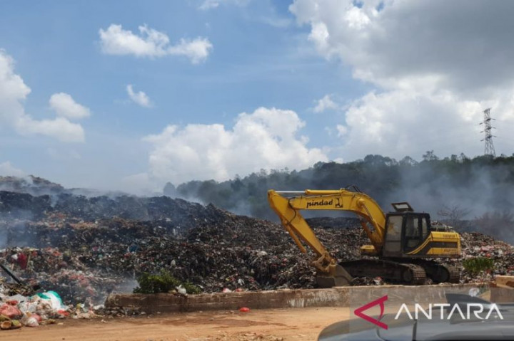 Kebakaran TPA Sampah Belitung Belum Padam