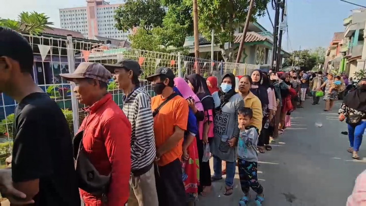 Antrean Sembako KJP Membludak di Semper Barat