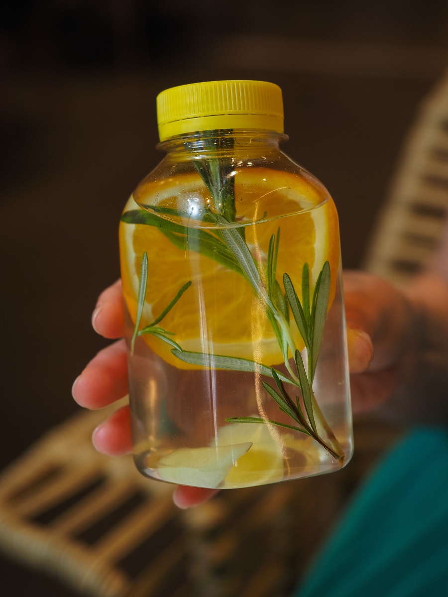 Infused water dari lemon (Foto: Pexels)