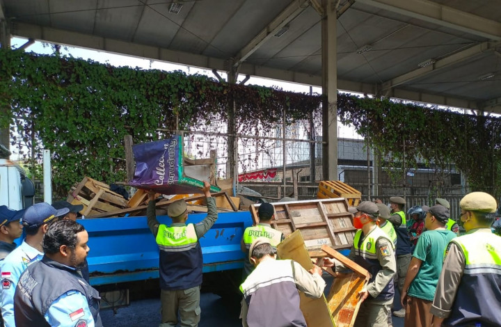 Ratusan Petugas Tertibkan PKL di Tanah Abang dan Gambir