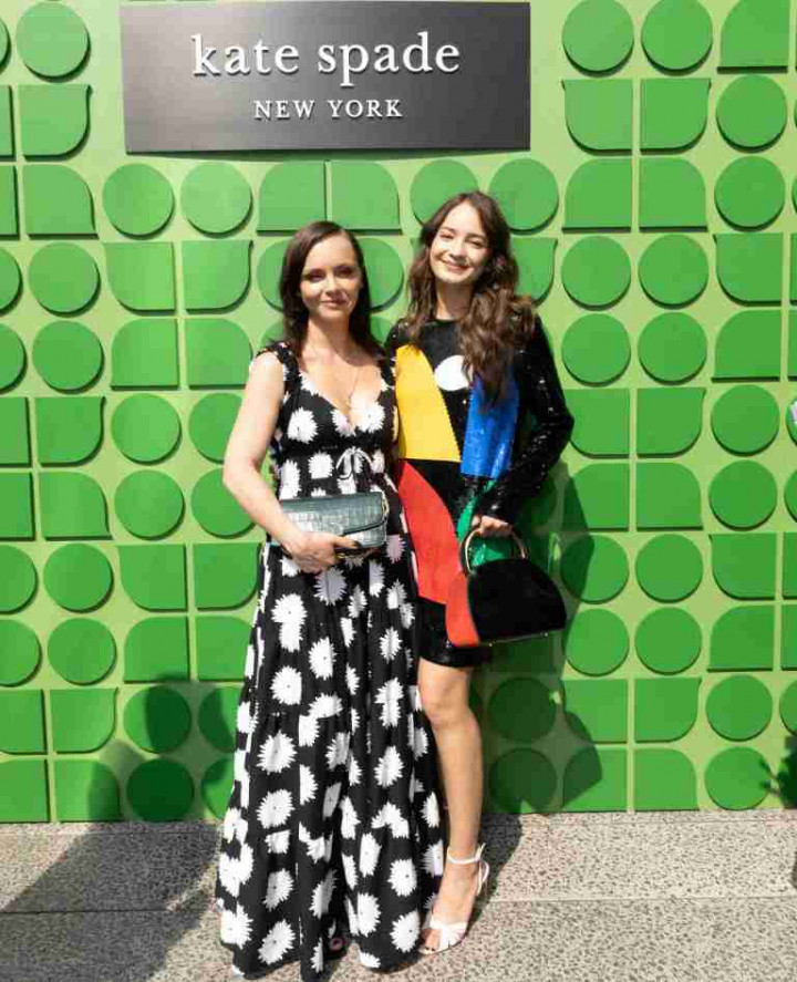 Hadir di New York Fashion Week 2024, Enzy Memesona dalam Balutan Embellished Geometric Dress