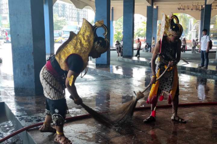 Gatotkaca Kembar Sigap Bebersih Terminal Tirtonadi