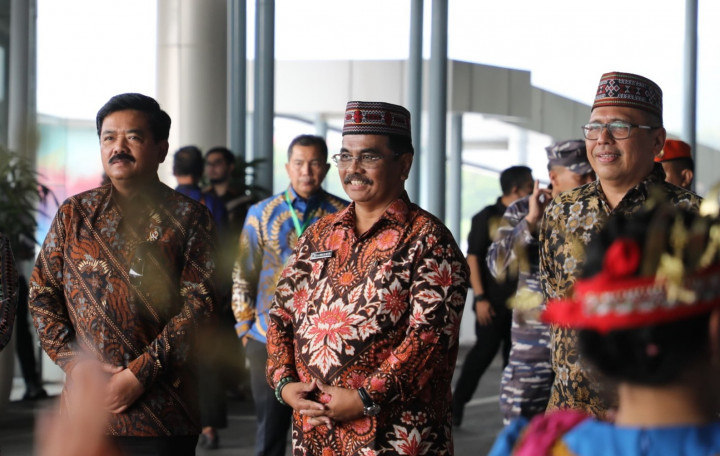Menteri Hadi Serahkan Sertifikat Tanah Seminari di Labuan Bajo