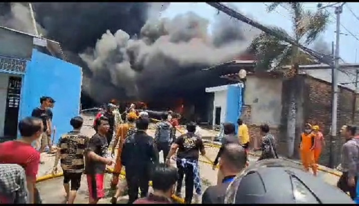 Kebakaran Pabrik Sandal di Kapuk Muara, Terdengar Ledakan