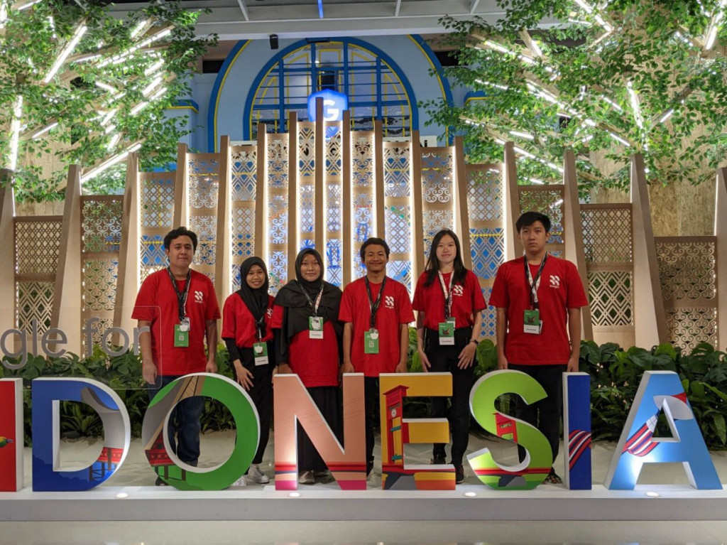 Wisudawan termuda ITS, Qonita Qurrotu Aini, (ketiga dari kiri) bersama tim pengembang aplikasi CariHerb dalam Show Case Google for Indonesia. DOK ITS