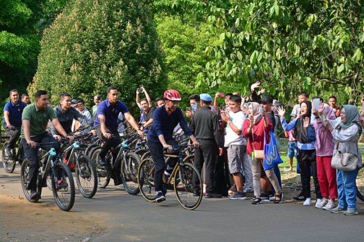 Presiden Bersepeda di Kebun Raya Bogor, Warga Disapa