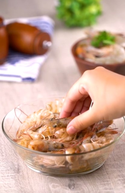 Cara olah kulit bekas udang jadi penyedap masakan. (Foto: Dok. Endeus TV)