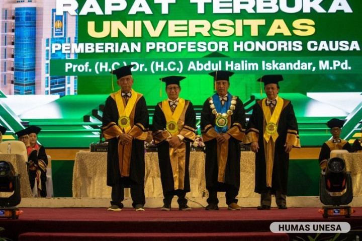 Unesa Beri Gelar Profesor Kehormatan untuk Menteri Desa PDTT