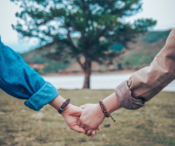 6 Trik dari Seksolog Klinis agar Hubunganmu Tetap 'Membara'