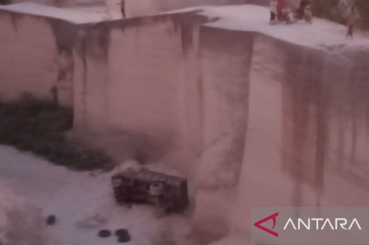 Truk Terguling di Tambang Galian Pamekasan, 1 Tewas