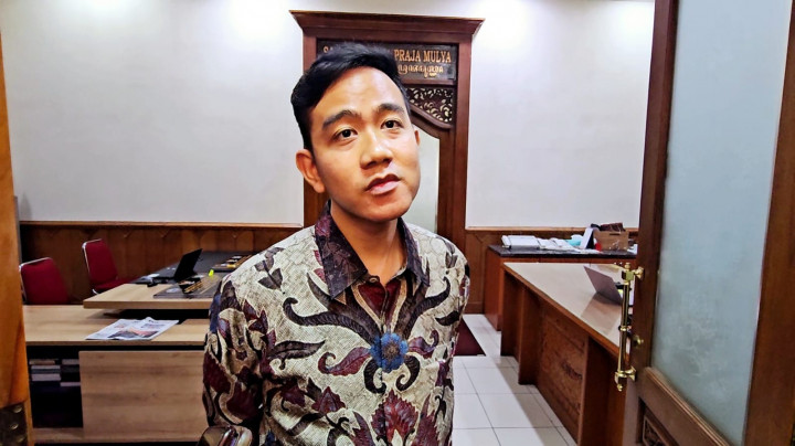 Kegiatan Belajar Mengajar SD Sekitar TPA Putri Cempo Terganggu Asap