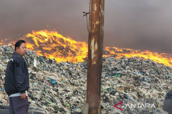 Kebakaran Melanda TPA Jatibarang Semarang