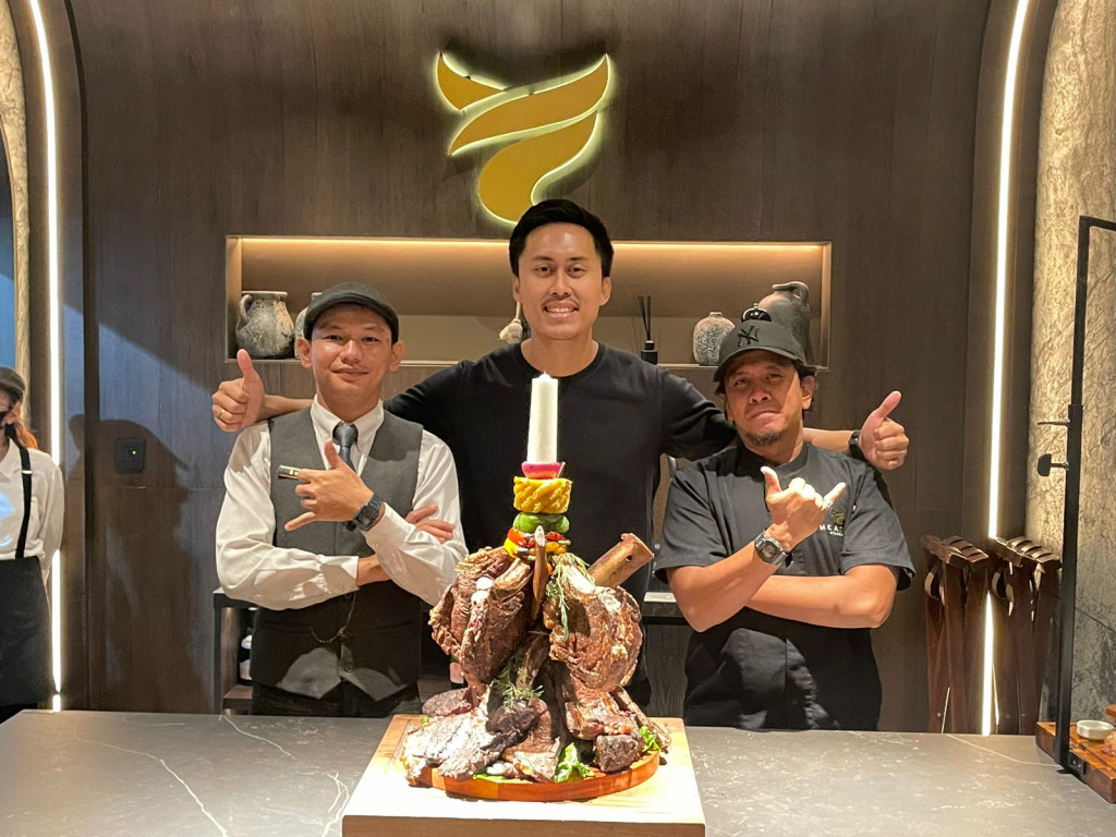 Steak Viral Ini Ternyata Masih Dimasak Pakai Kayu Bakar (Foto: instagram)