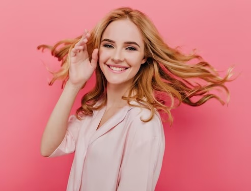 Kerusakan rambut biasanya terjadi saat gesekan, panas, atau bahan kimia menyerang lapisan terluar rambut. (Foto: Ilustrasi. Dok. Freepik.com)