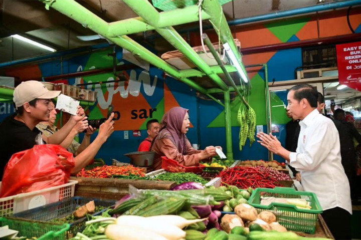 Jokowi: Harga Kebutuhan Pokok di Pasar Jatinegara Relatif Baik