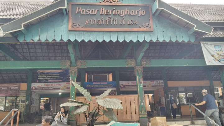 Pedagang Pasar Beringharjo Lebih Takut Kehilangan Wisatawan Ketimbang <i>Live Shopping</i>