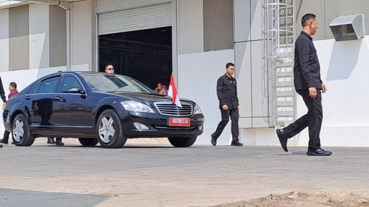 Presiden Jokowi Tinjau Depo KCJB Tegalluar di Bandung