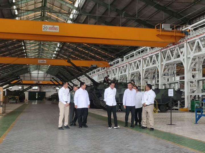Jokowi Tinjau Kendaraan Tempur Buatan Pindad