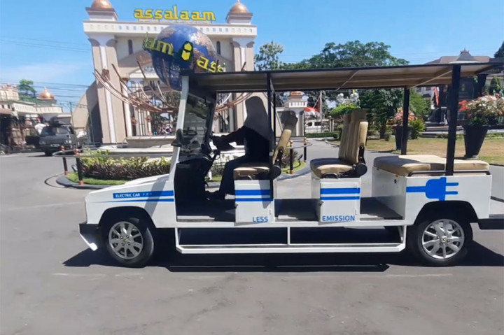 Wow! Santriwati Bikin Mobil Listrik