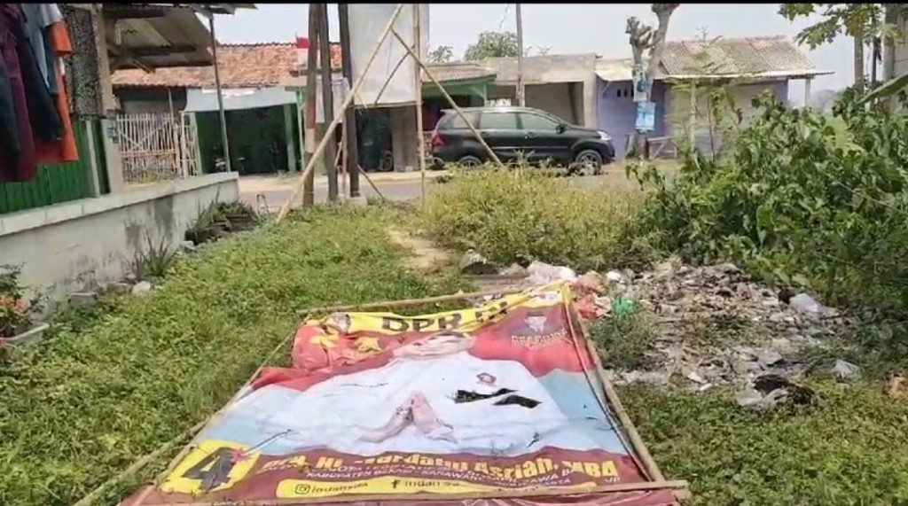 Apes, Tertimpa Baliho Bacaleg Kades di Kabupaten Bekasi Dilarikan ke RS