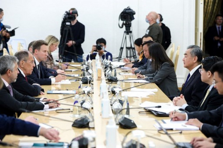 Wang Yi dan Sergey Lavrov Saling Puji dalam Pertemuan Strategis di Rusia