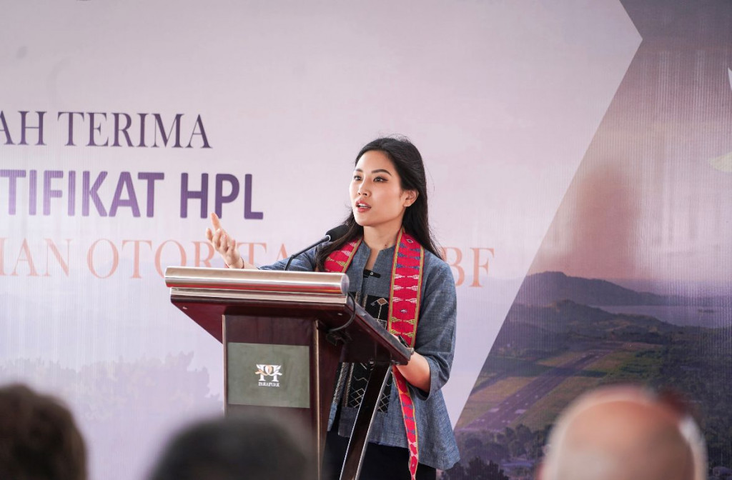 Wamenparekraf Angela Tanoesoedibjo saat mendatangi penerbitan sertifikat Hak Pengelolaan Lahan (HPL)Zona 1 Parapuar, Labuan Bajo. Dok. Kemenparekraf)
