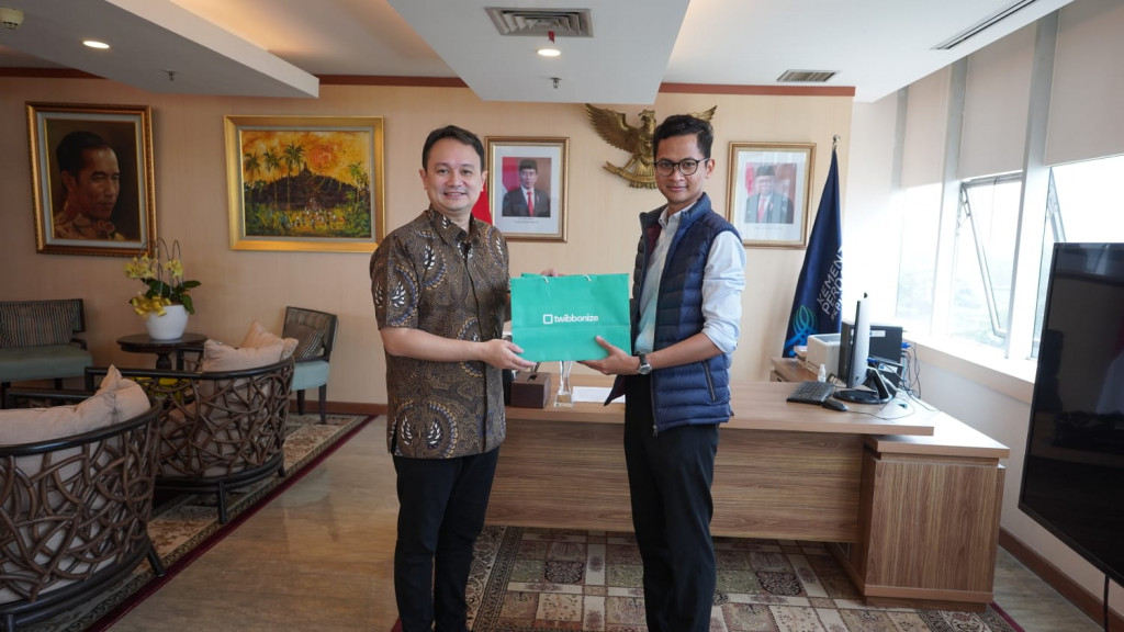 Wamendag Jerry Sambuaga dengan Mohammad Fokkerizky, Chief Operating Officer Twibbonize. Dok. Ist