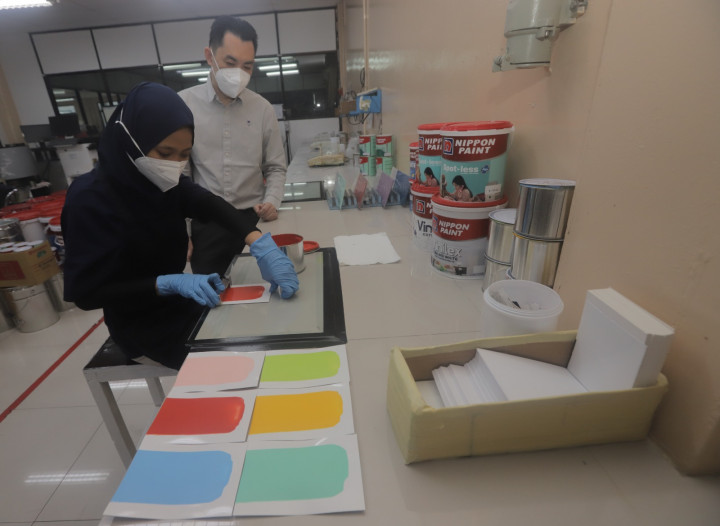 Perusahaan Manufaktur Cat Cetak Penjualan <i>Double Digit</i>