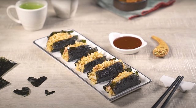 Resep praktis nasi campur dengan tuna dibalut dengan nori. (Foto: Dok. Endeus TV)