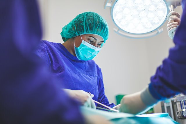 Dr. Dicky Levenus Tahapary terangkan waktu yang tepat untuk operasi nodul tiroid. (Foto: Ilustrasi/Dok. Unsplash.com)