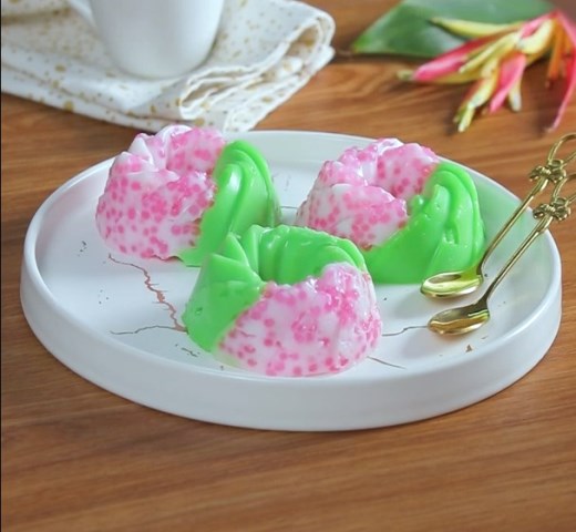 Cantik manis ini berpadu dengan adonan pandan. Enak banget deh, dijamin kamu suka! (Foto: Dok. Endeus TV)