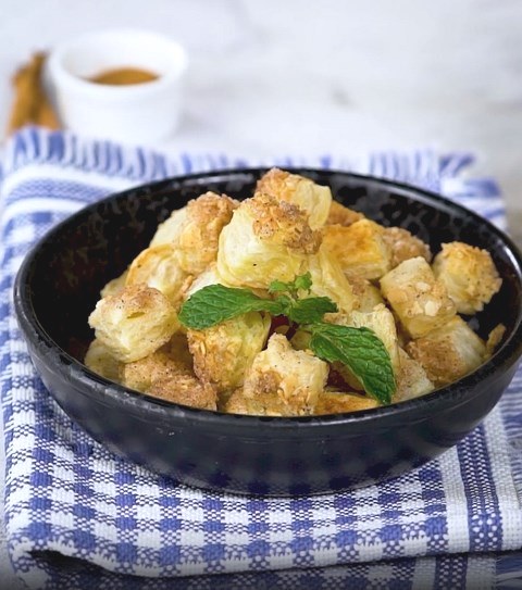 Mau camilan puff dengan rasa istimewa dibalut cinnamon? Coba resepnya di bawah ini. (Foto: Dok. Endeus TV)