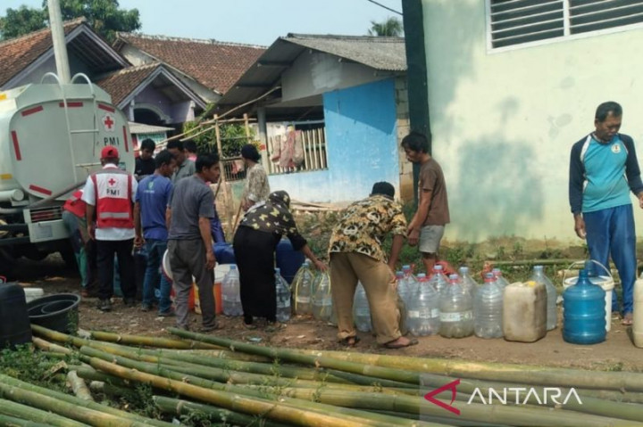 Pendistribusian Air Bersih di Cianjur Dilakukan Hingga Malam Hari