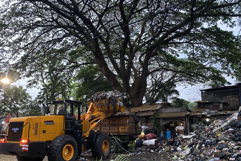 Pemkot Bandung Targetkan Tumpukan Sampah di TPS Cibeuying Terangkut 2 Hari Lagi