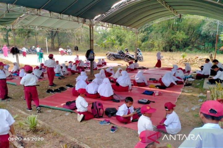 Lahan Sekolah Bersengketa, 128 Siswa SDN Lerpak 1 Bangkalan Belajar di Tanah Lapang