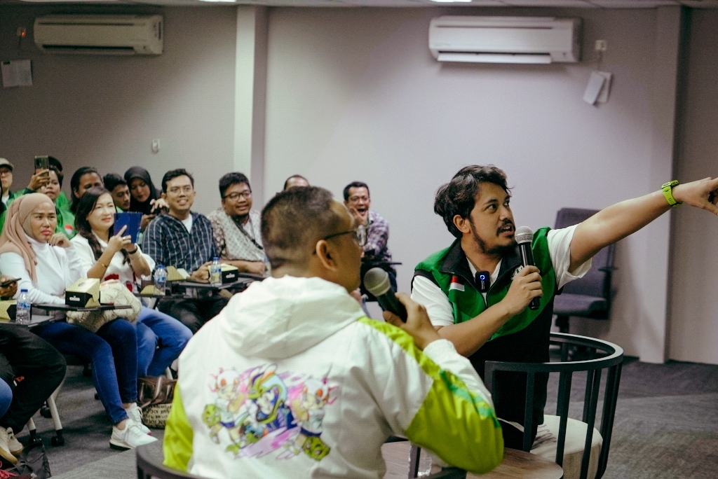 Content Creator Mamangosa (kanan) menjadi pembicara dalam program #KopdarSelebGrab