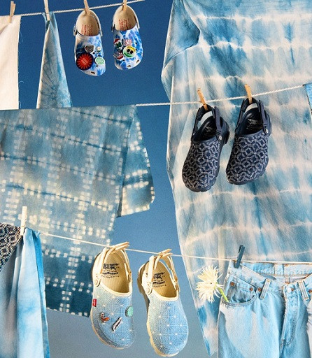 Intip 3 Tampilan Sepatu Karet Levi’s® x Crocs, Unik Banget!