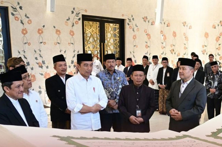 Momen Jokowi Terima Mushaf Al-Quran Tulis Tangan Tim Ahli Unsiq