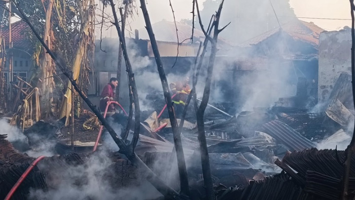 5 Rumah di Desa Mertapada Kulon Cirebon Hangus Terbakar