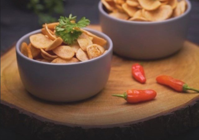 Resep sosis ini beda, yaitu dijadikan keripik. Kuy, dicoba! (Foto: Dok. Endeus TV)