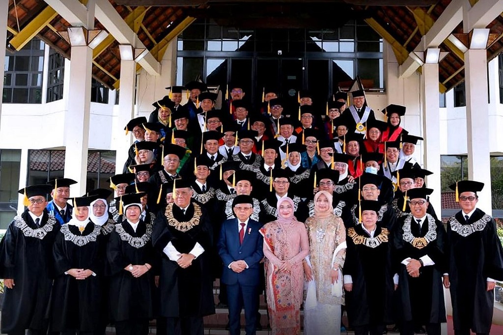 Wapres dan Ibu Wury Hadiri Wisuda Universitas Indonesia