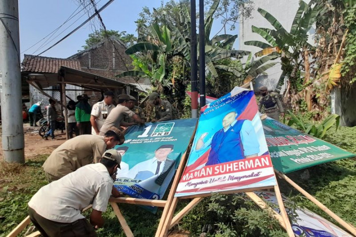 Bawaslu Kota Serang Tertibkan Ratusan APK Bacaleg hingga Bacapres