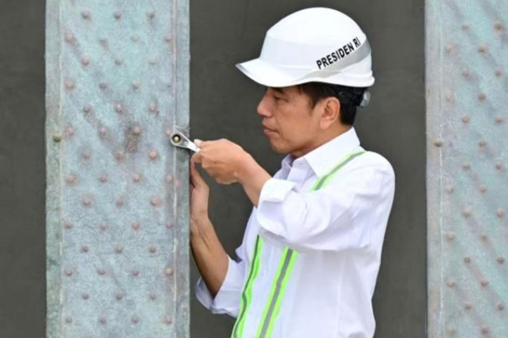 Presiden Pasang Bilah Pertama Garuda di Kantor Presiden IKN