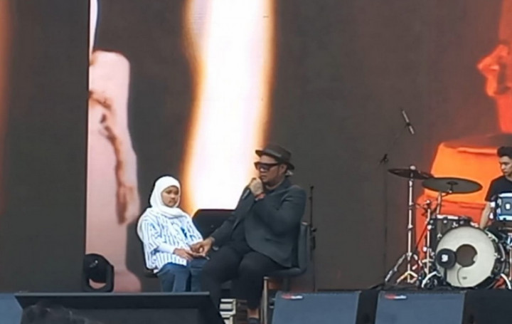 Momen Manis Virgoun Ajak Anak ke Panggung Pestapora 2023, Penonton Menangis