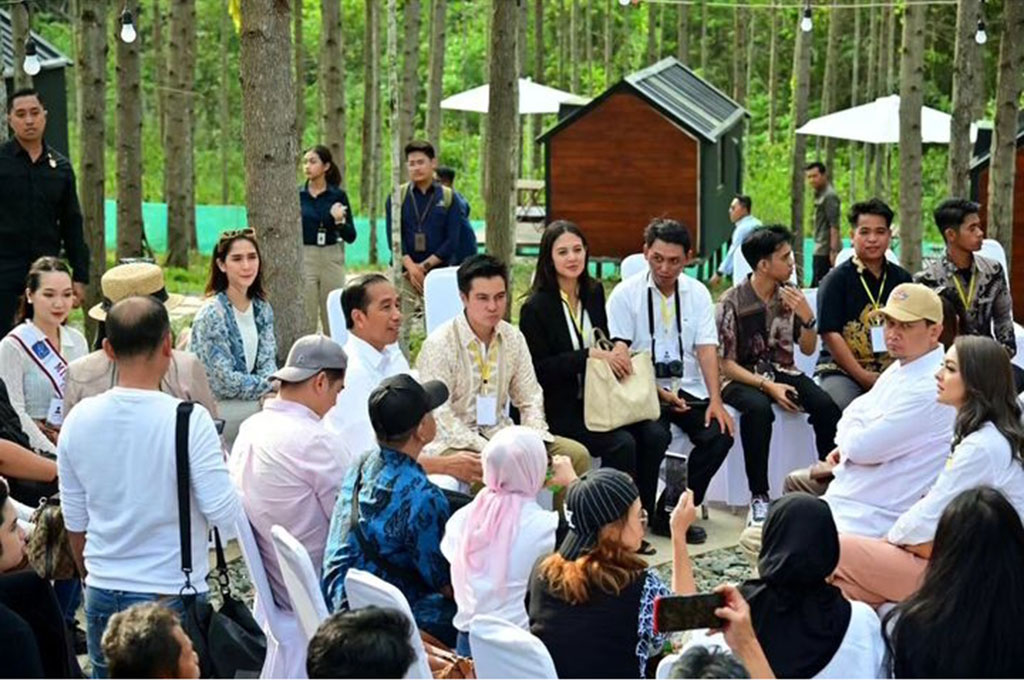 Momen Jokowi Ajak Penggiat Seni Keliling IKN