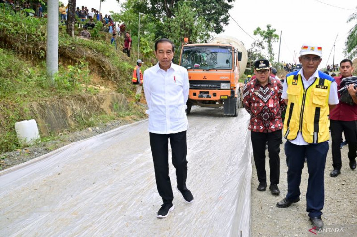 Presiden Jokowi Tinjau Realisasi Perbaikan Jalan Daerah Penopang IKN