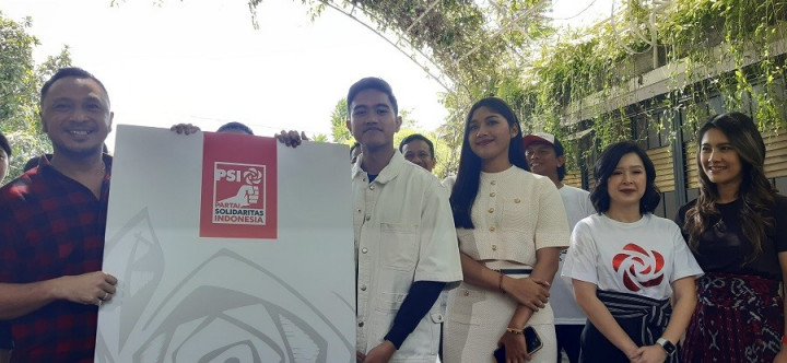 Kaesang Resmi Terima KTA KSI di Depan Kediaman Pribadi Jokowi dan Dijaga Paspampres